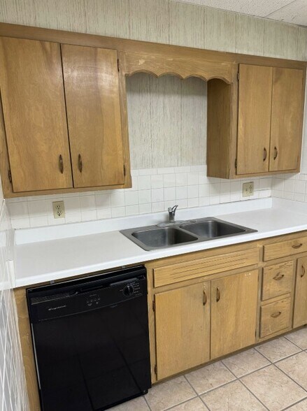 More Photos Of 6035 Canyon Dr, Amarillo Office For Lease