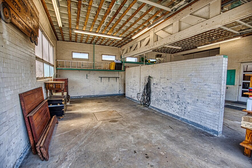 More Photos Of 931 Walnut St, Columbus Flex For Sale