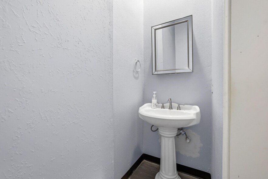 More Photos Of 3301 S State Highway 121, Bonham Showroom For Sale