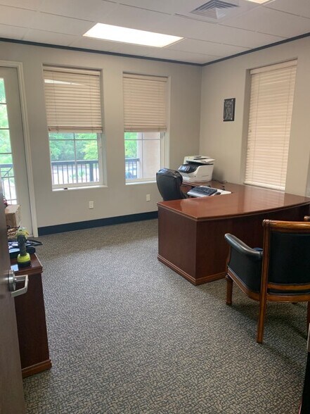 More Photos Of 1525 Lake Front Cir, The Woodlands Office For Lease