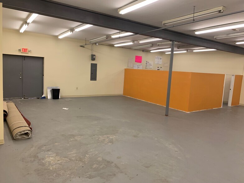 More Photos Of 204-212 W Market St, Newport Unknown For Lease
