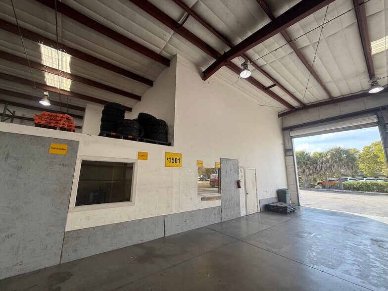 More Photos Of 11901 Lacy Ln, Fort Myers Warehouse For Lease