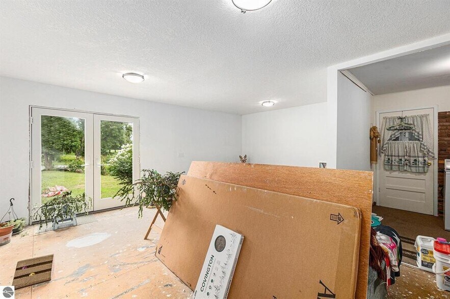 More Photos Of 519 Lake St, Frankfort Hotel For Sale