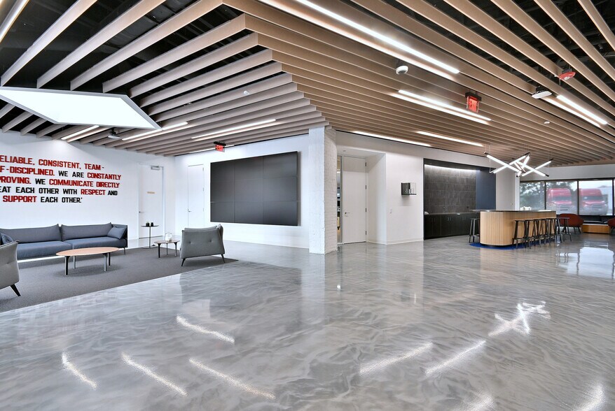 More Photos Of 2100 W 21st St, Broadview Light Manufacturing For Lease