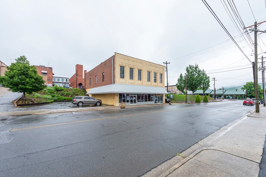 More Photos Of 34 N Logan St, Marion General Retail For Lease