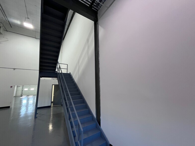 More Photos Of 106 Ledge Rd, Seabrook Warehouse For Lease