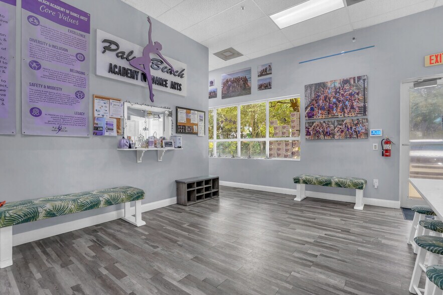 More Photos Of 10101 Lantana Rd, Lake Worth Showroom For Sale