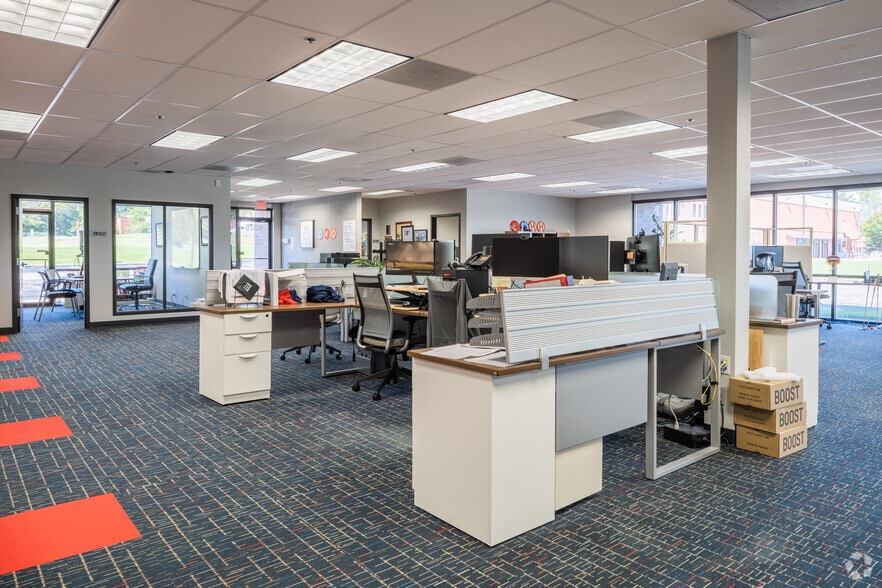 More Photos Of 9355-9375 Dielman Industrial Dr, Olivette Showroom For Lease