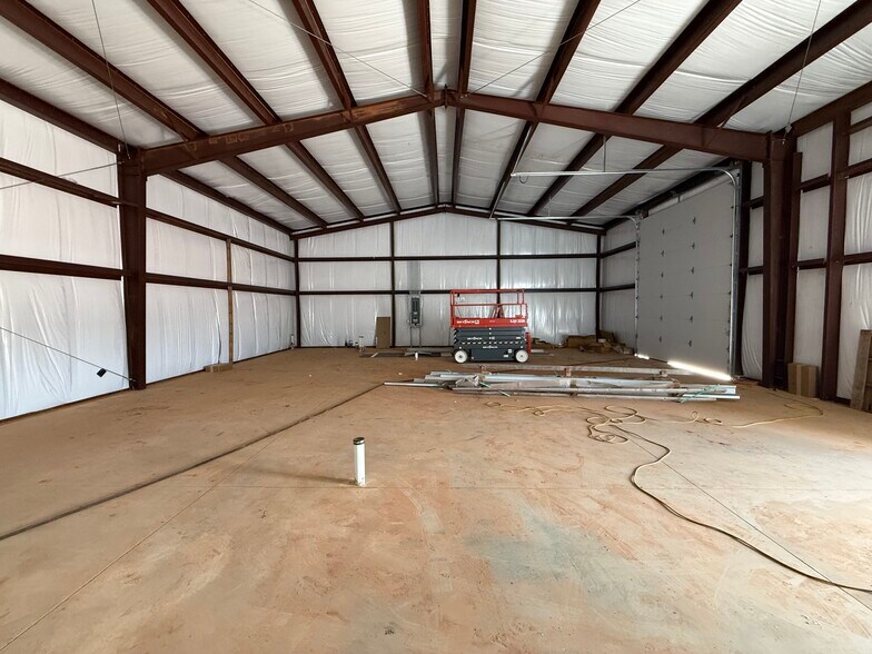 More Photos Of 7717 NW 81st Cir, Oklahoma City Warehouse For Lease