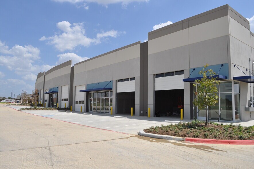 More Photos Of 550 W Round Grove Rd, Lewisville Showroom For Lease