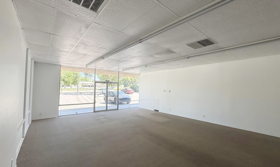 More Photos Of 4304-4324 Cochran St, Simi Valley Freestanding For Lease