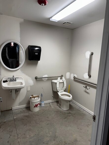 More Photos Of 301 Facility Dr, Newport Warehouse For Sale