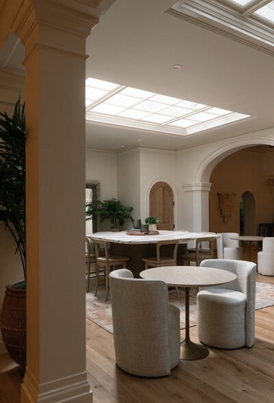 More Photos Of 527-537 State St, Santa Barbara Hotel For Lease