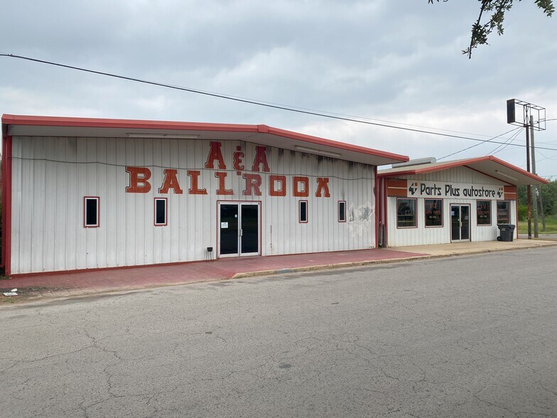 More Photos Of 119 S Commerce St, Dilley Storefront Retail Residential For Sale
