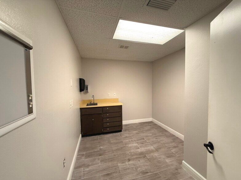 More Photos Of 800 W Plymouth Ave, Deland Medical For Lease