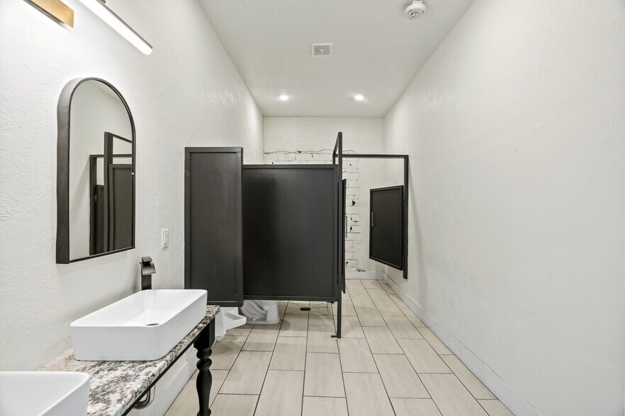 More Photos Of 606 Frisco Ave, Clinton Storefront Retail Office For Sale