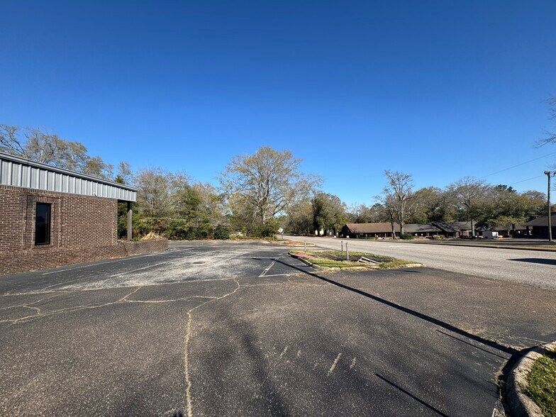More Photos Of 990 N Daleville Ave, Daleville Warehouse For Sale