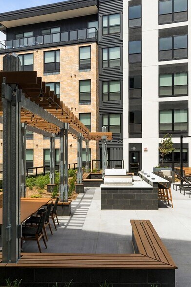 More Photos Of 1700 Plymouth Rd, Minnetonka Apartments For Lease