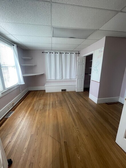 More Photos Of 1421 N Limestone St, Gaffney Office For Sale