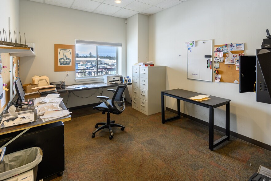 More Photos Of 265-275 W Barclay Dr, Sisters Distribution For Lease