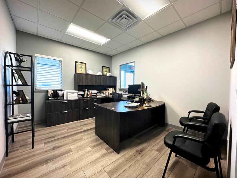 More Photos Of 3930 S Pipkin Rd, Lakeland Light Distribution For Sale
