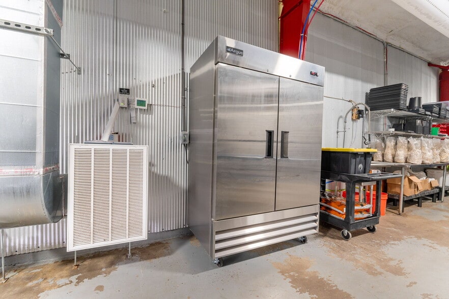 More Photos Of 876 N 20th St, Columbus Warehouse For Lease