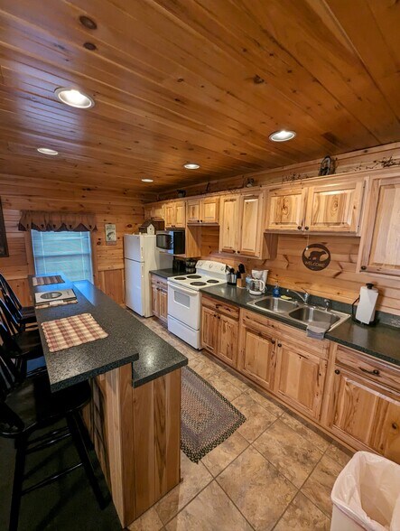 More Photos Of 32600 N State Route 44, Slate Run Hotel For Sale