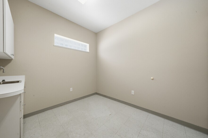 More Photos Of 401 W Interlake Blvd, Lake Placid Office For Sale