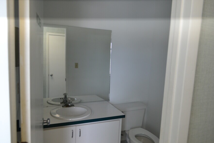 More Photos Of 1460 S McCall Rd, Englewood Medical For Sale