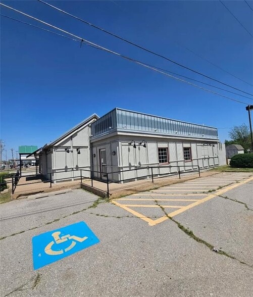 More Photos Of 309 S Van Buren St, Enid Fast Food For Sale