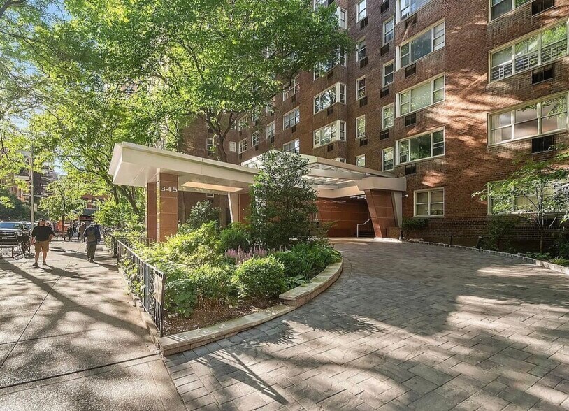 More Photos Of 30 W 60th St, New York Coworking Space