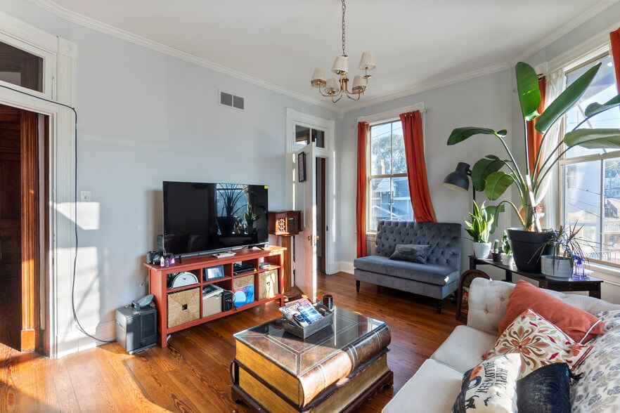 More Photos Of 411 E 10th St, Newport Storefront Retail Residential For Sale