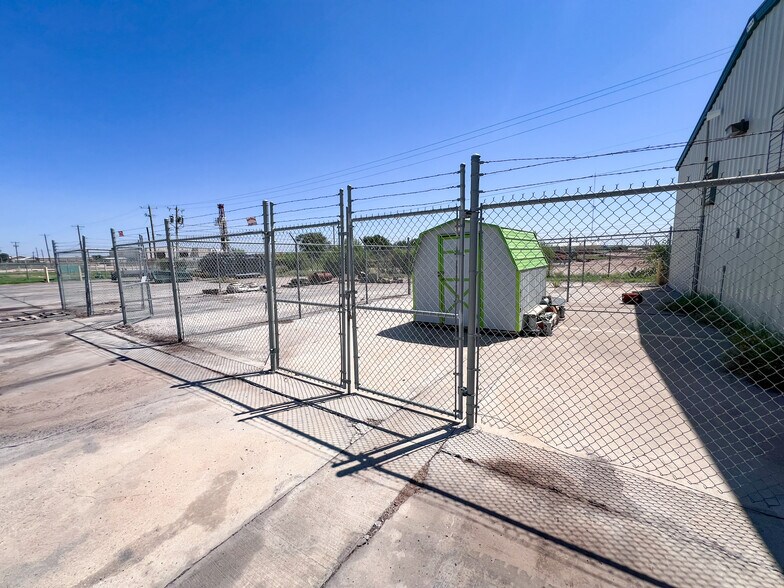 More Photos Of 3201 W Murphy St, Odessa Warehouse For Sale