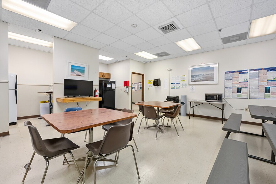 More Photos Of 2 Sunshine Blvd, Ormond Beach Light Distribution For Lease