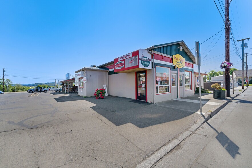 More Photos Of 29 W 1st St, Coquille Restaurant For Sale