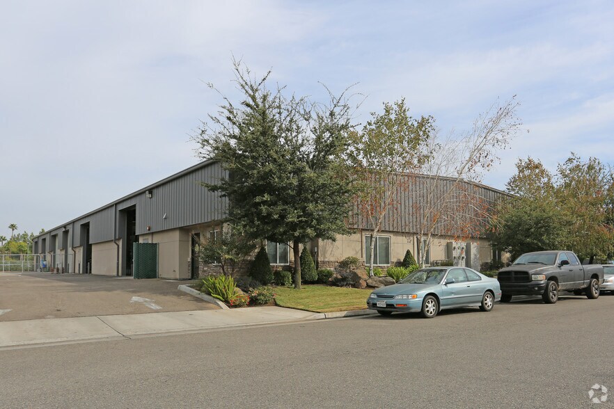 More Photos Of 4965 E Pontiac Way, Fresno Warehouse For Lease