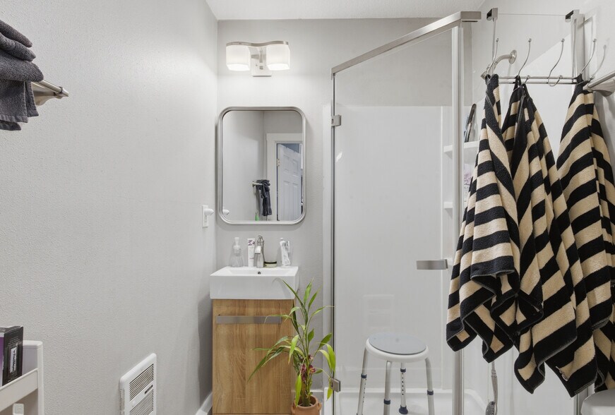 More Photos Of 715 S McLoughlin Blvd, Oregon City Apartments For Sale