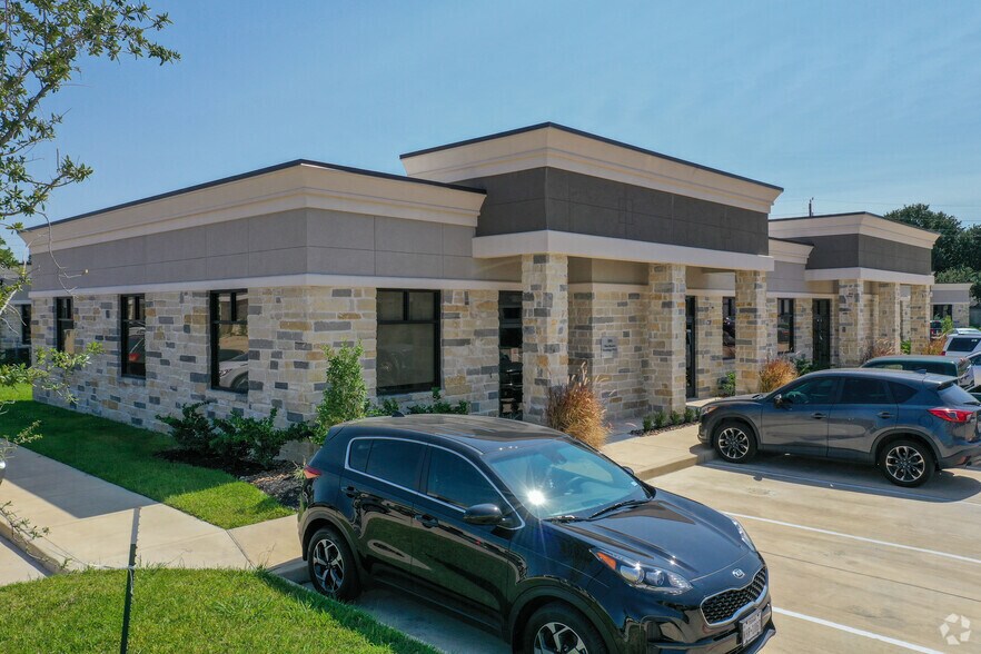 More Photos Of 633 E Fernhurst Dr, Katy Medical For Lease