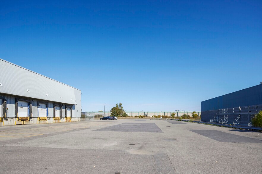 More Photos Of 2177 Av 23e, Lachine Distribution For Lease