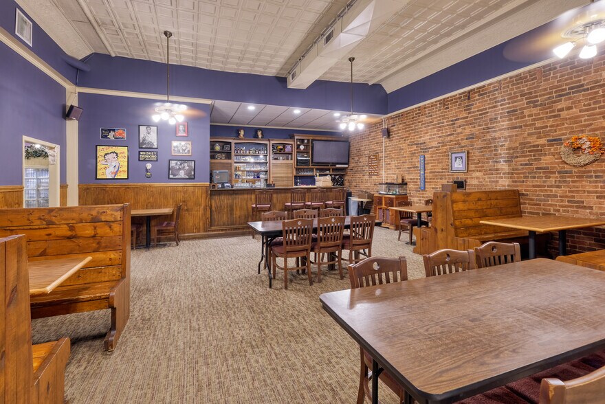 More Photos Of 110-112 Trinity St, Abbeville Storefront For Sale