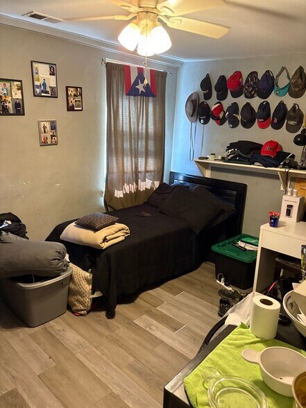 More Photos Of 300 N Patrick St, Alexandria Apartments For Sale