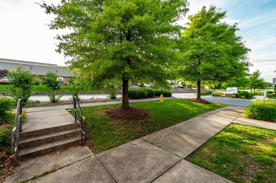 More Photos Of 20 Executive Park Dr, Hendersonville Loft Creative Space For Sale