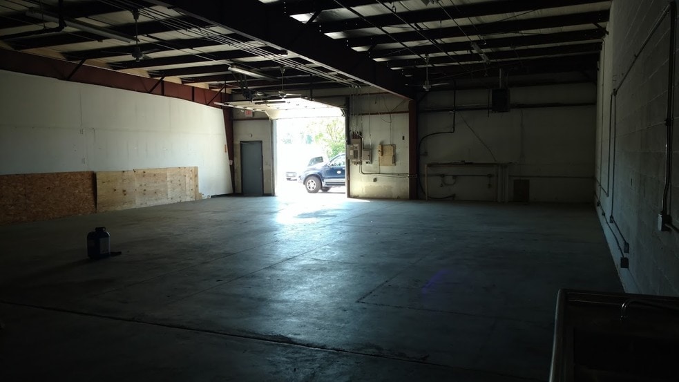 More Photos Of 400-460 Fame Rd, Dayton Light Distribution For Lease