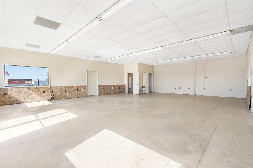 More Photos Of 203 South St, Ozark Auto Dealership For Sale