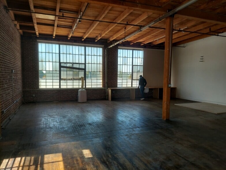 More Photos Of 2000-2010 W 62nd St, Los Angeles Warehouse For Sale