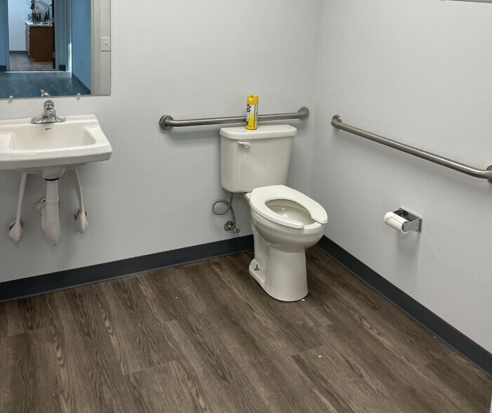 More Photos Of 1015 Nine North Dr, Alpharetta Light Distribution For Lease