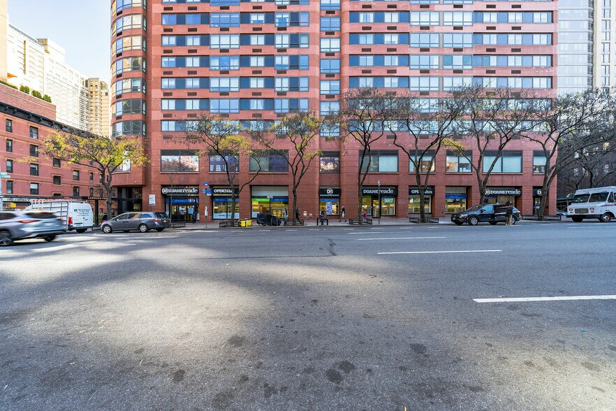 More Photos Of 1675 3rd Ave, New York Apartments For Lease