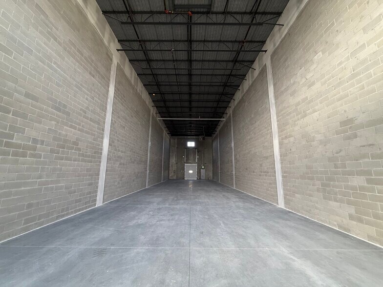 More Photos Of 10910 Dixie Rd, Brampton Warehouse For Lease