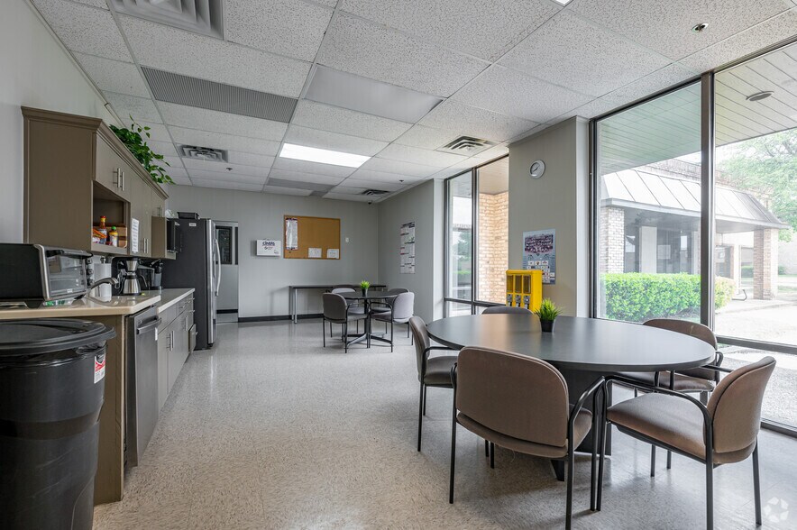 More Photos Of 4215 N Beltwood Pky, Dallas Industrial For Lease