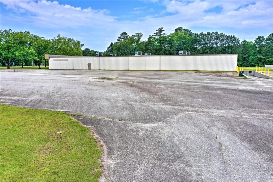More Photos Of 1002 Commerce, Lincolnton Distribution For Sale